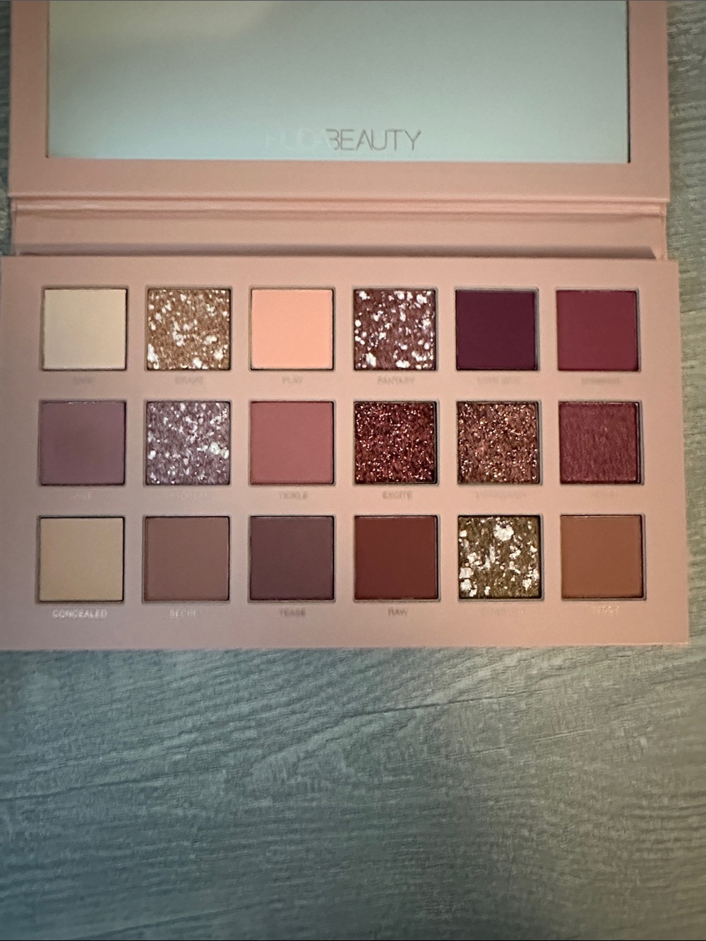 NWOT HUDA BEAUTY NUDE Eyeshadow Palette - Pink - Picture 2 of 3